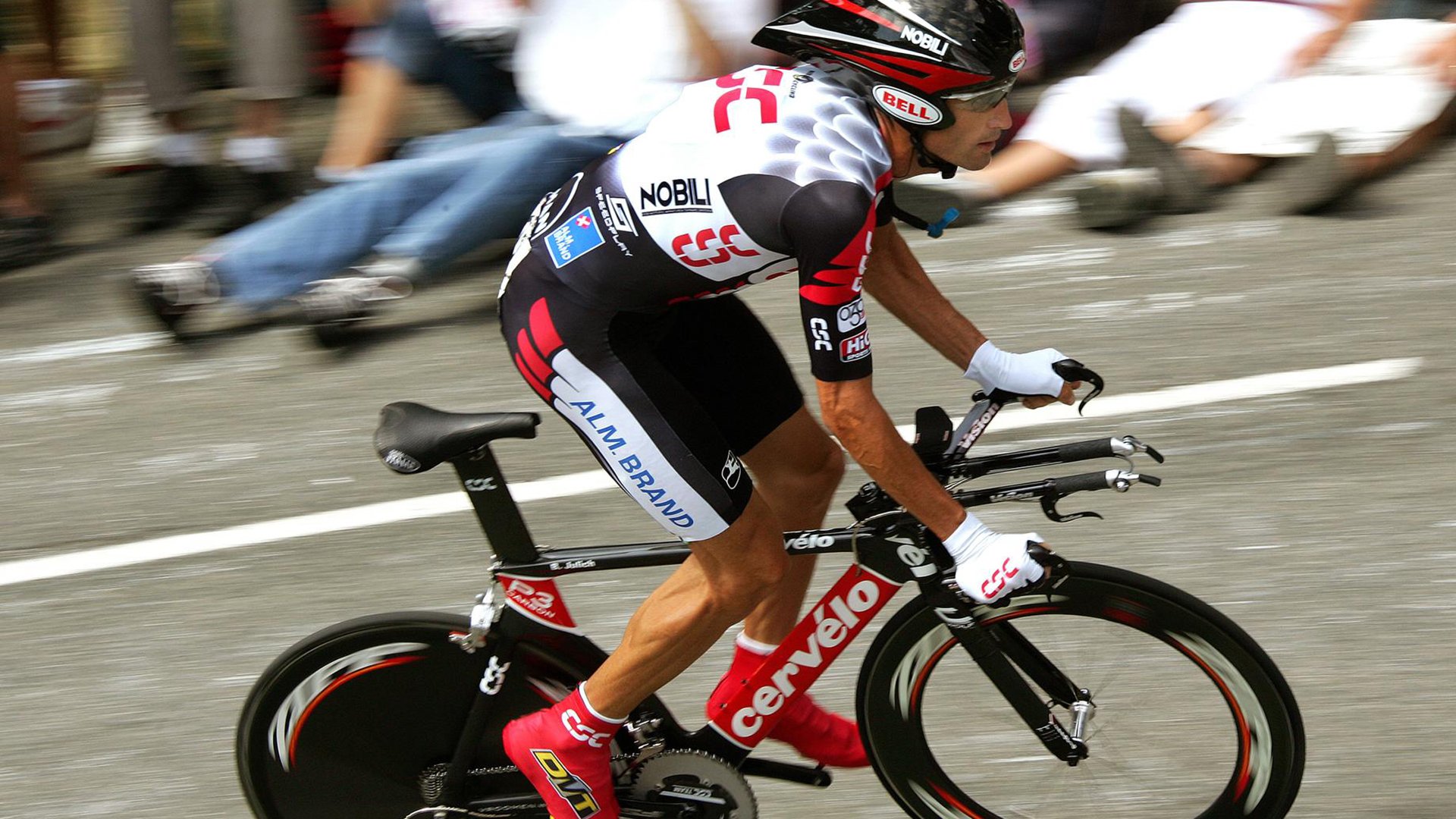 摔跤传统式公开赛 多民族选手穿民族服饰同台竞技